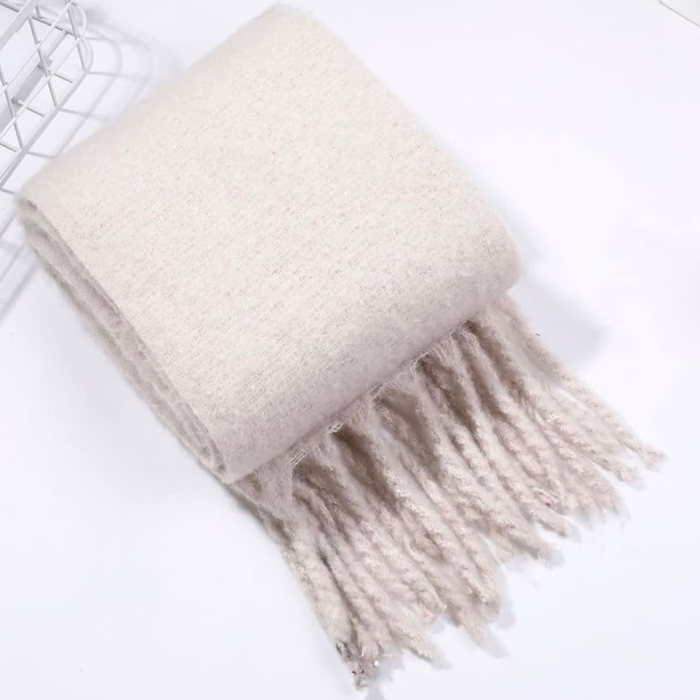 Thick Knit White Scarf Never Worn - Picture 3 of 3